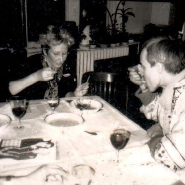 266 helen bernd e peter eating